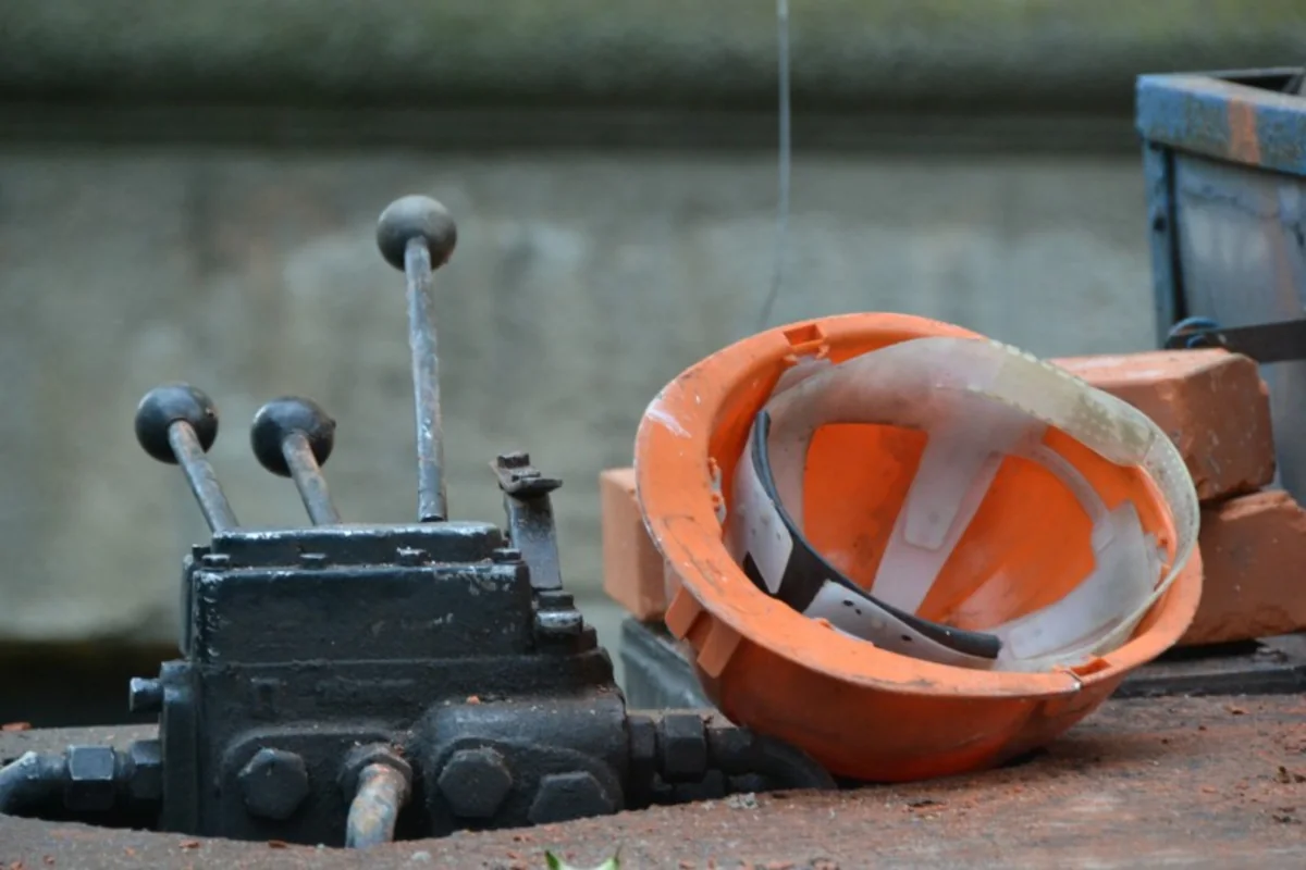 Sumqayıtda fəhlə işlədiyi binadan yıxılaraq ağır xəsarət alıb