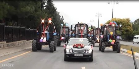 Şəkidə gəlin maşını şadlıq sarayına traktorların müşayiəti ilə gətirilib - FOTO