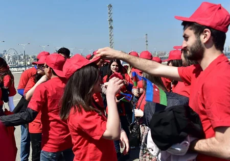 Gənclər Bayraq Meydanında 10 milyonuncu sakinin şərəfinə fləş-mob edib
