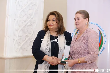 Prezident mükafatları qadınlara təqdim olundu - FOTO