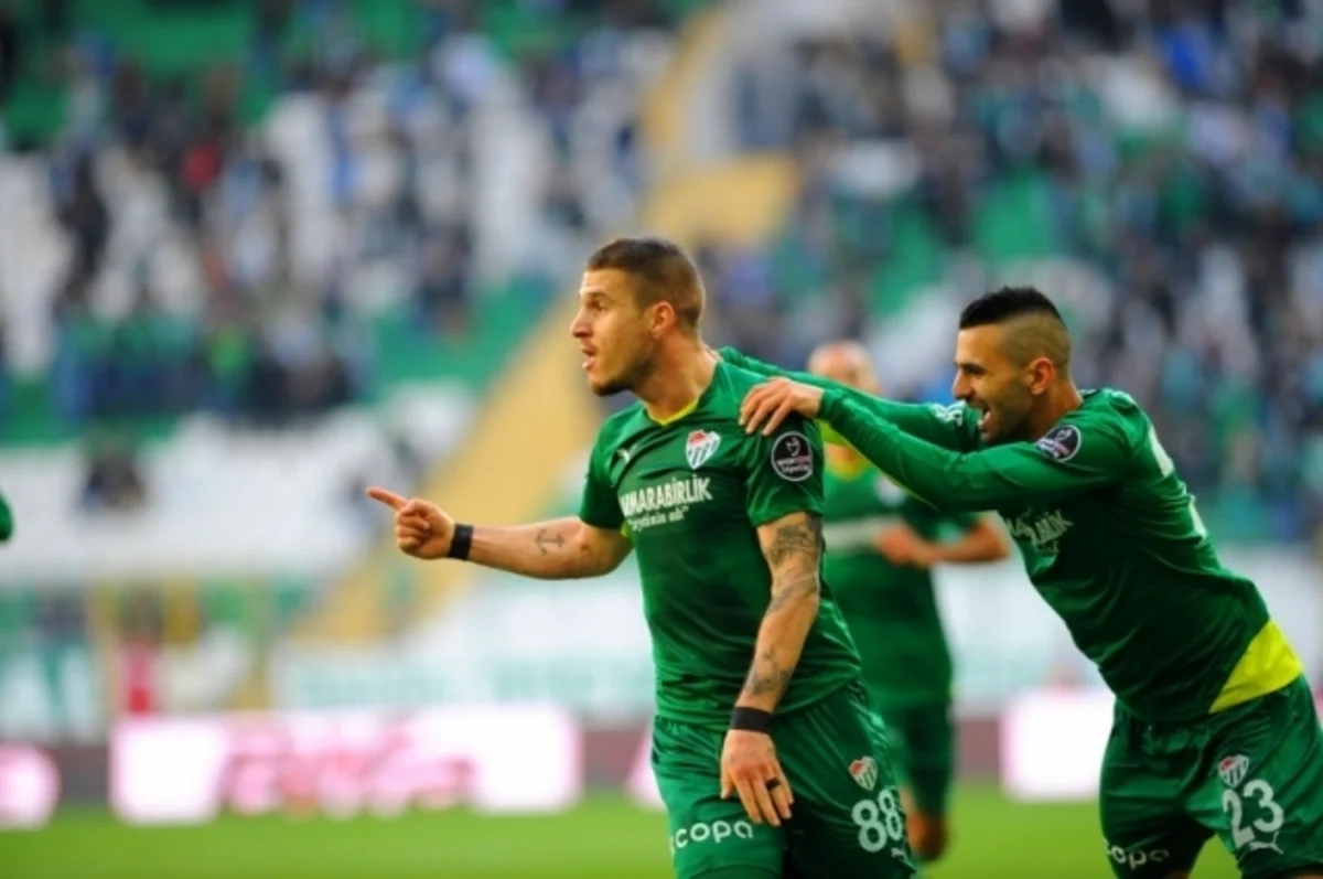 Azərbaycan millisinin futbolçusu Bursaspor klubunu FİFA-ya şikayət etməklə hədələyib