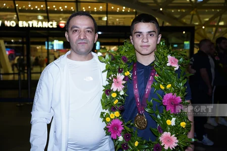 Avropa çempionatında 9 medal qazanan güləşçilər vətənə qayıdıblar