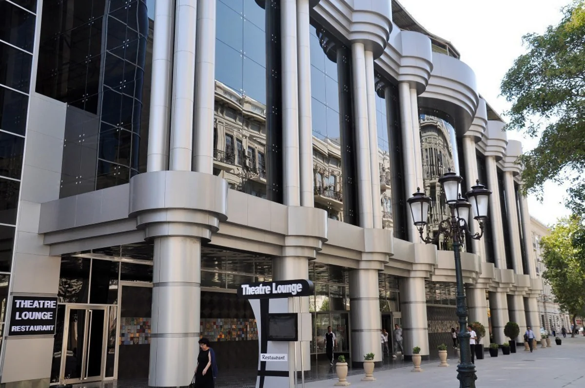 Gənc Tamaşaçılar Teatrının tavanı çöküb