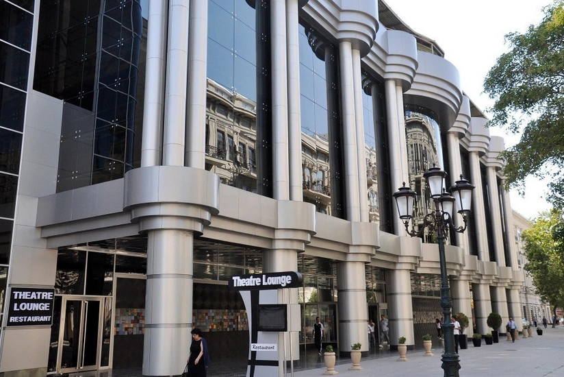 Gənc Tamaşaçılar Teatrının tavanı çöküb