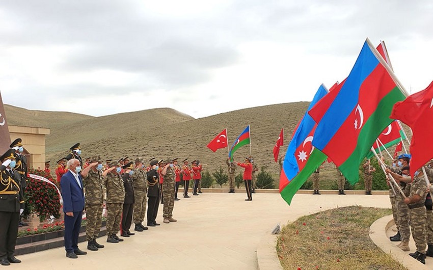 Qobustandakı Türk Şəhidliyi və hərbi hissədə anım mərasimləri keçirilib