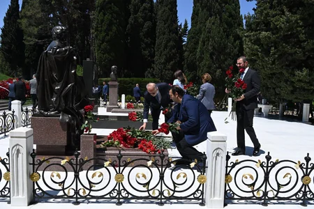 SOCAR-ın kollektivi Ümummilli Lider Heydər Əliyevin xatirəsini anıb