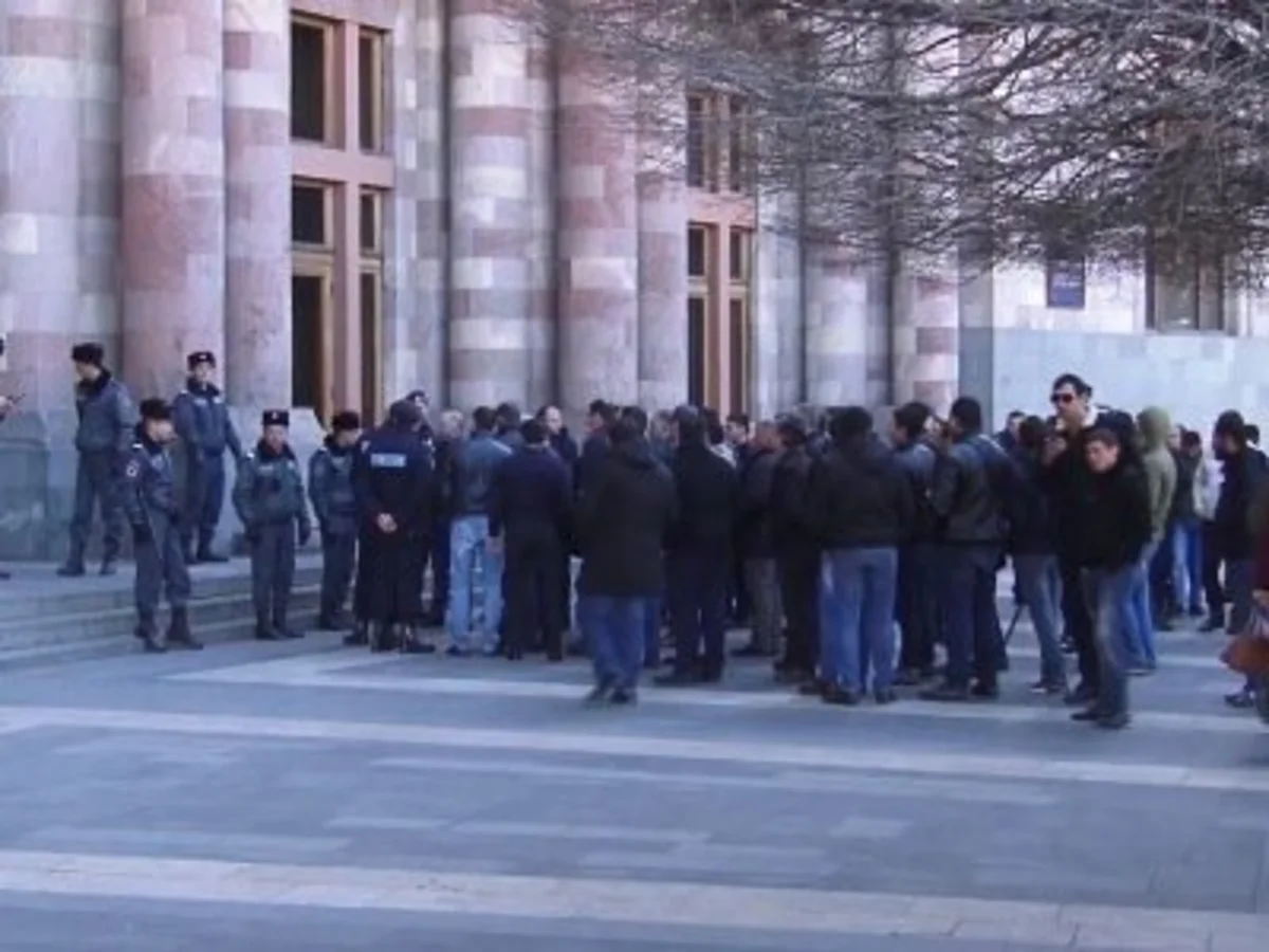 У здания правительства Армении прошла акция протеста в связи с условиями содержания заключенных