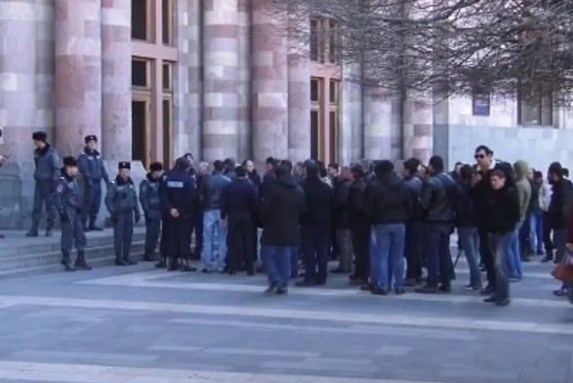 У здания правительства Армении прошла акция протеста в связи с условиями содержания заключенных