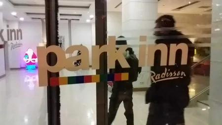 Bakıda yüksək sürətlə hərəkət edən “BMW” otelin giriş qapısına çırpılıb