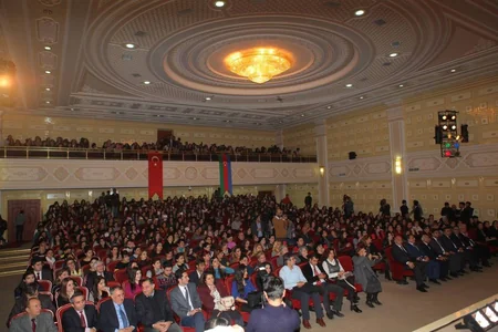 Abel Məhərrəmov Türkan Şoraya BDU-nun qızıl medalını təqdim edib