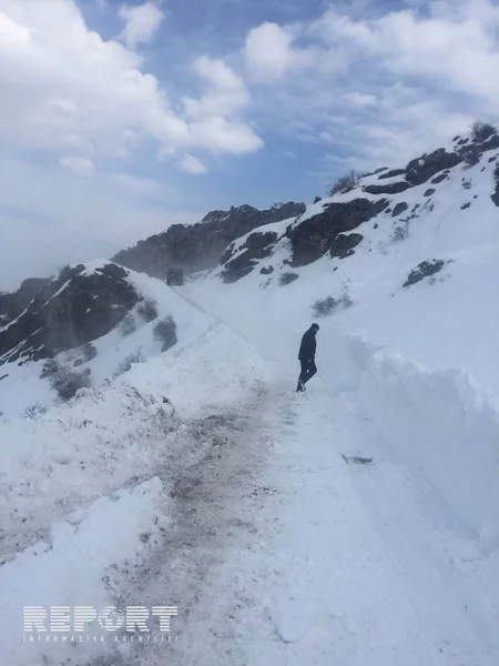 Lerikdə qar uçqununun altından çıxarılan 8 aylıq körpənin vəziyyəti normallaşıb - FOTO