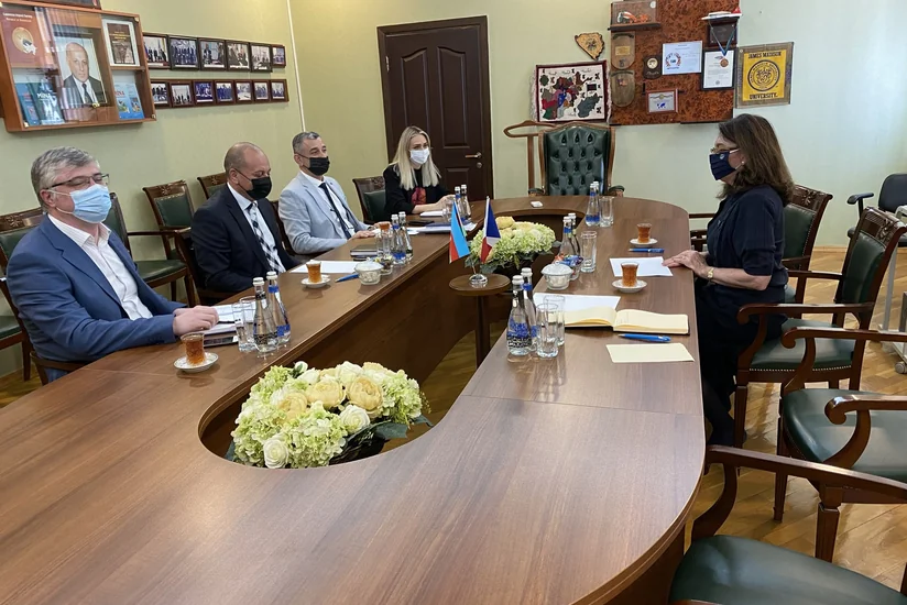 Французский сенатор: Мировое сообщество должно помочь в очистке земель от мин