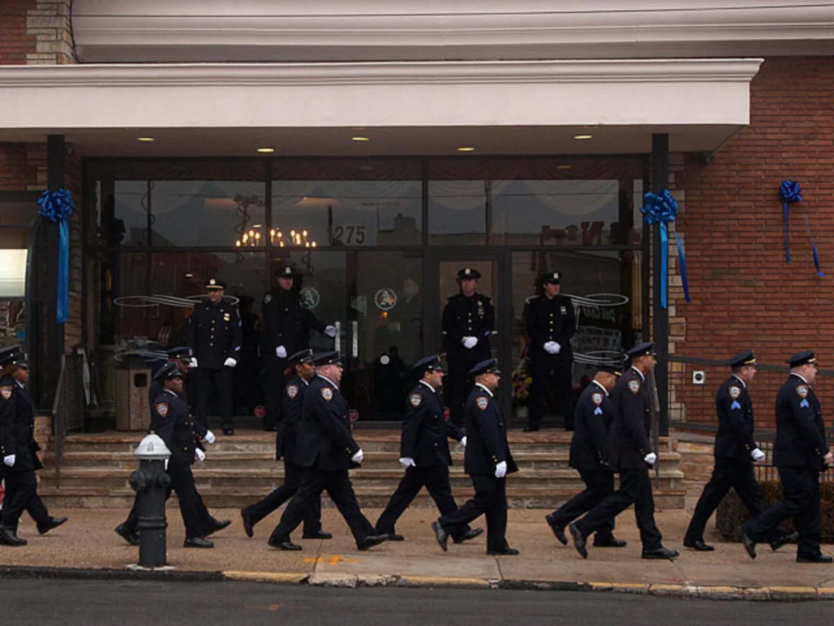 Nyu-York polisi şəhər merinin çıxışı zamanı ona arxa çevirib