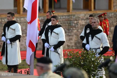 Gürcüstanın ilk qadın prezidenti and içib - FOTO - YENİLƏNİB