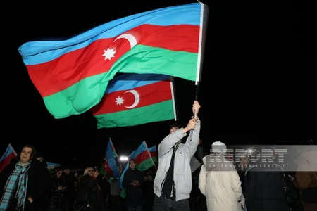 Bakıda Heydər Əliyev Mərkəzinin qarşısında xalq seçkinin ilkin nəticələrini izdihamla qeyd edir
