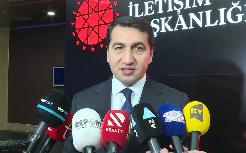 Hikmət Hacıyev Türkiyədə Azərbaycanın informasiya savaşındakı təcrübəsindən danışıb
