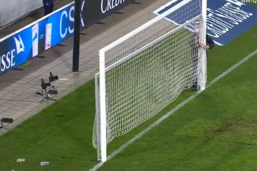 Проблема с воротами стала причиной задержания начала игры между сборными