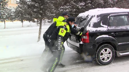 Polis köməksiz vəziyyətdə qalan sürücü və sərnişinlərə kömək edib