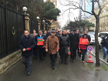 Azərbaycan gəncləri Ankarada terror aktında dünyasını dəyişənləri yad ediblər - FOTO