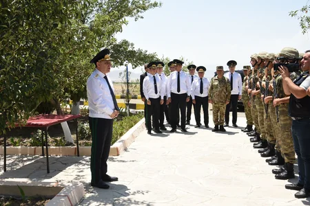 Baş Prokuror Naxçıvanda hərbi qulluqçulara hədiyyələr verib
