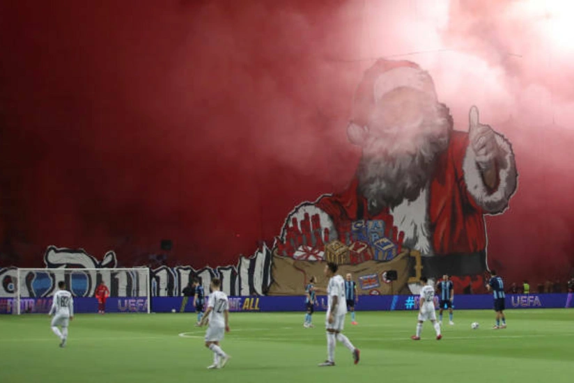 Konfrans Liqası: Pirotexniki vasitələrdən istifadə edən azarkeşlər oyunu 20 dəqiqə ləngidiblər