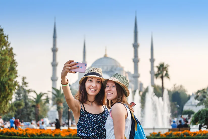 Türkiyəyə əcnəbi vətəndaşlara müvəqqəti yaşama icazələrinin verilməsini dayandırıb