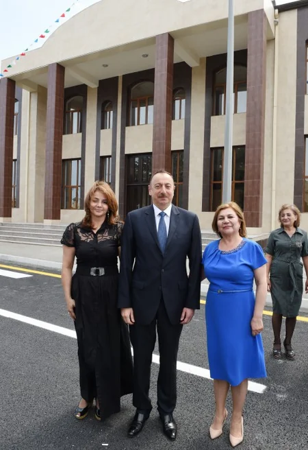 Prezident İlham Əliyev Nardaran sakinləri ilə görüşüb - FOTO