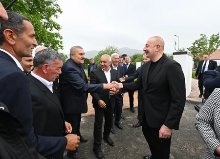 İlham Əliyev və Mehriban Əliyeva Xocalı şəhərinə köçən sakinlərlə görüşüblər - YENİLƏNİB