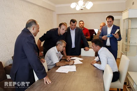 Bakıda yanan binanın sakinləri mənzillərinə köçürülür - FOTO