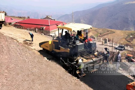 Daşkəsəndə uzun müddət təmirsiz qalan yollara asfalt örtüyü çəkilib