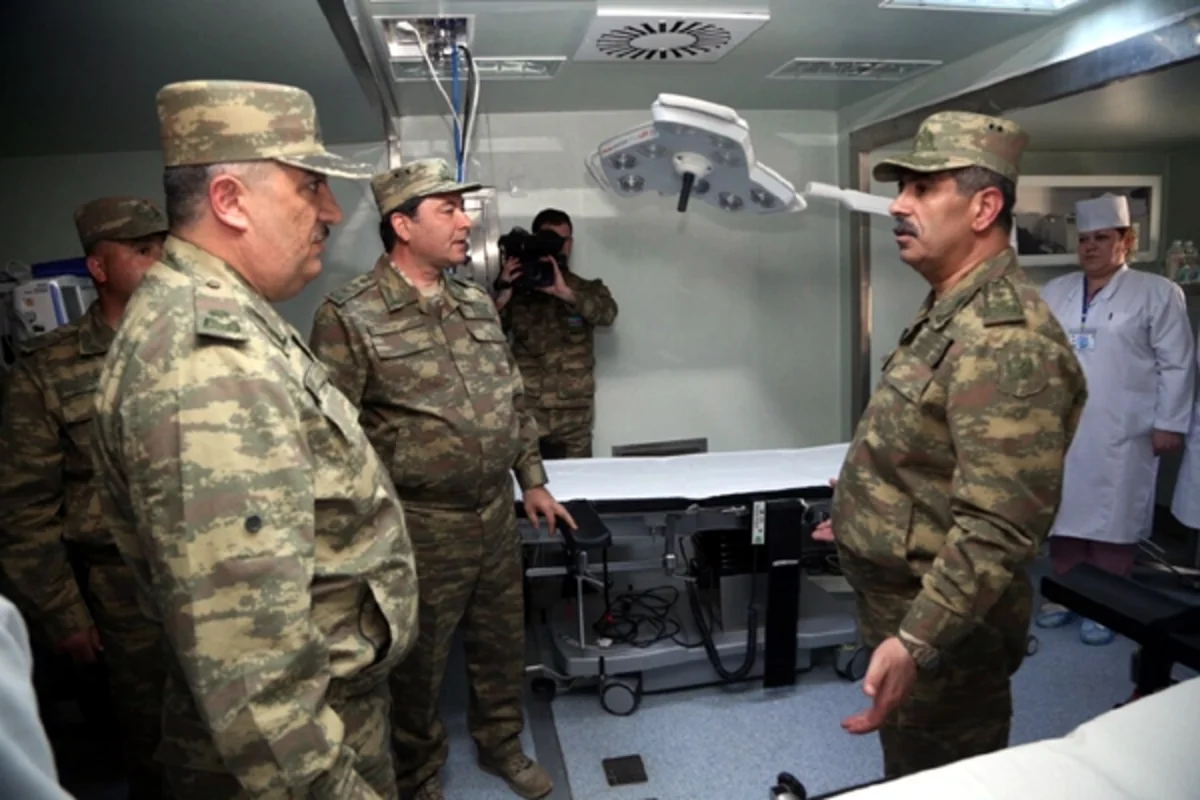 ​Müdafiə naziri cəbhə bölgəsində mobil səhra hospitallardan birində olub