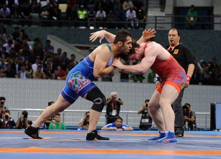 Mehriban Əliyeva İslamiadanın çempionu olan qadın güləşçimizə qızıl medalı təqdim edib