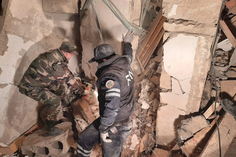 Xırdalanda dağıntılar altında bir uşaq qalıb