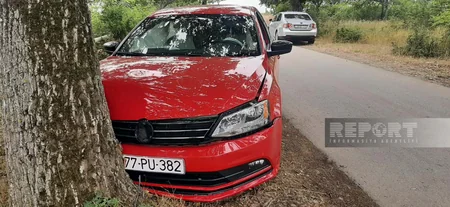 Nabranda avtomobil ağaca çırpılıb, xəsarət alanlar var