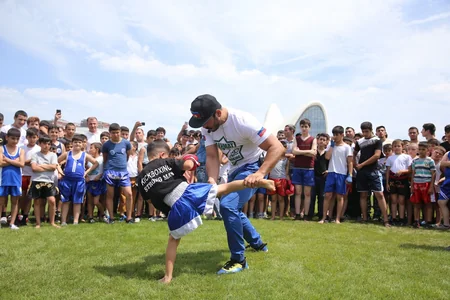 Zabit Səmədov Heydər Əliyev Mərkəzinin parkında master klass keçib