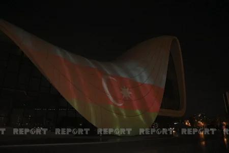 Heydər Əliyev Mərkəzinin üzərinə Azərbaycan bayrağı videoproyeksiya olunub