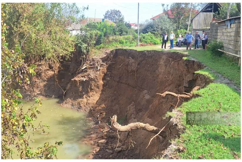 Astarada torpaq sürüşməsi olub, yol bağlanıb
