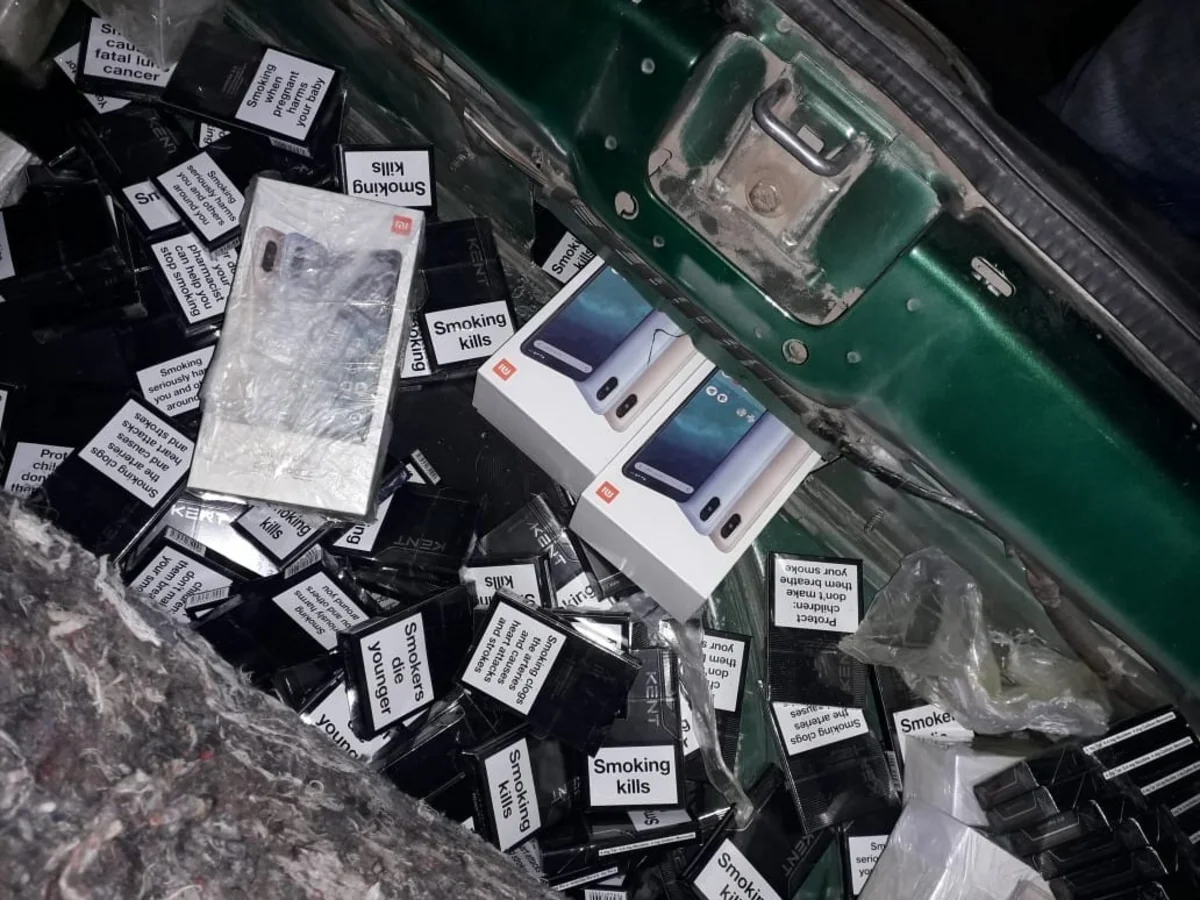 Azərbaycan vətəndaşının qanunsuz yolla ölkəyə siqaret və mobil telefon gətirməsinin qarşısı alınıb