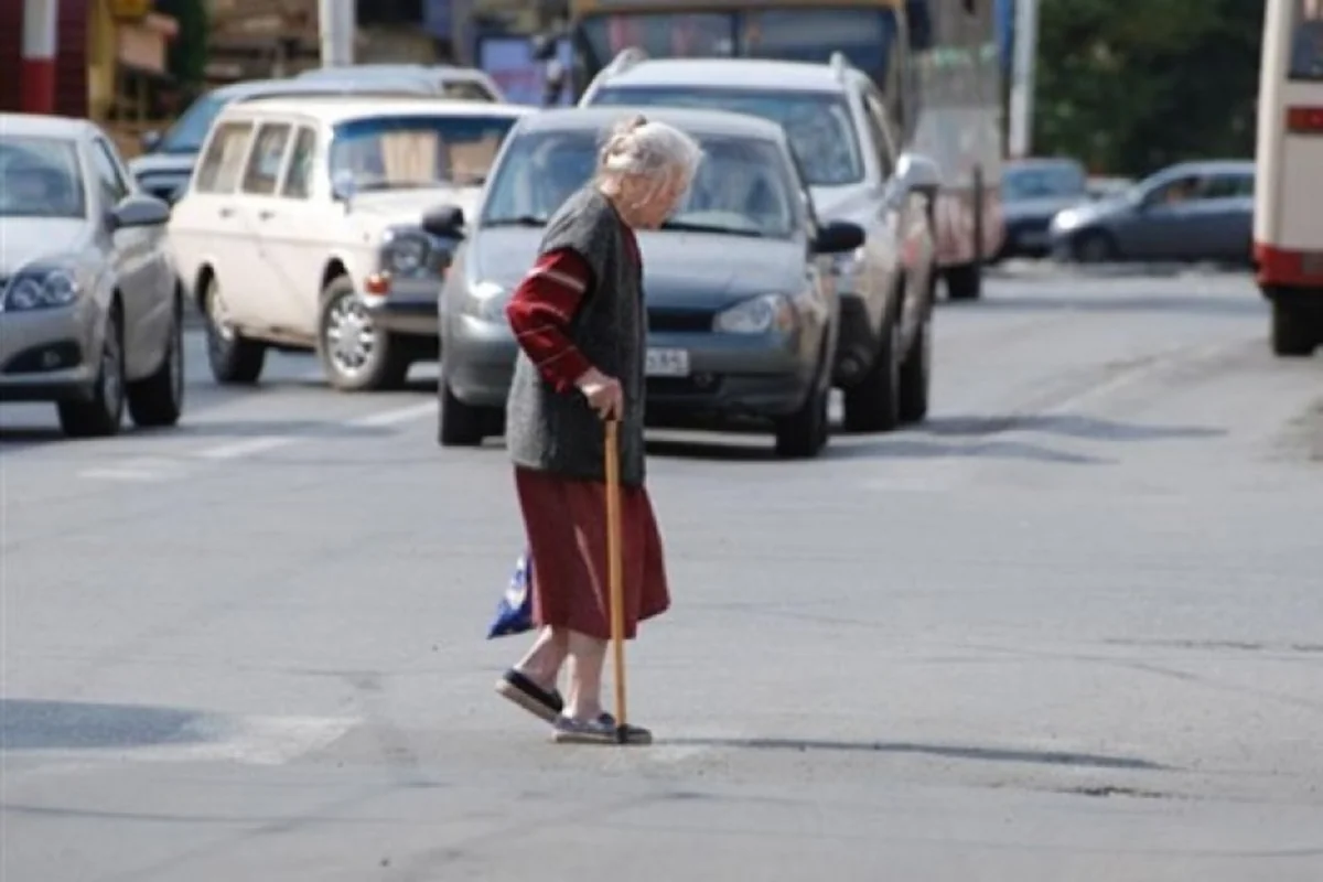 Bakıda avtomobil 76 yaşlı qadını vurub