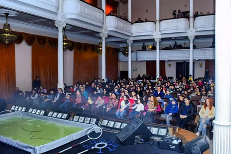 Bakıda uşaqlar üçün pulsuz kopüklü şou keçirilib
