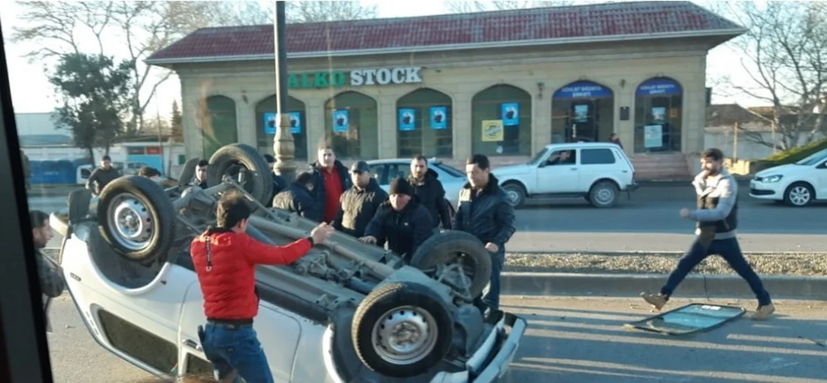 Bakıda avtomobil idarəetmədən çıxaraq aşıb