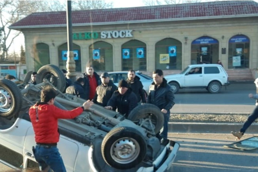 Bakıda avtomobil idarəetmədən çıxaraq aşıb