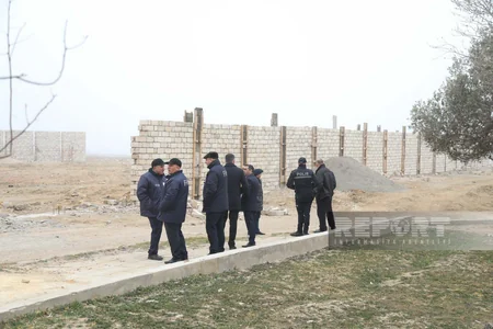 Bakıda dövlət qurumu dənizkənarı ərazidə qanunsuz tikilinin qarşısını alıb