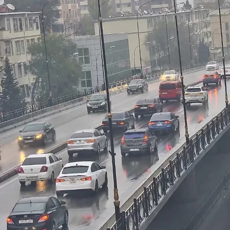 Bakının bir sıra yollarında nəqliyyatın sıxlığı müşahidə olunur