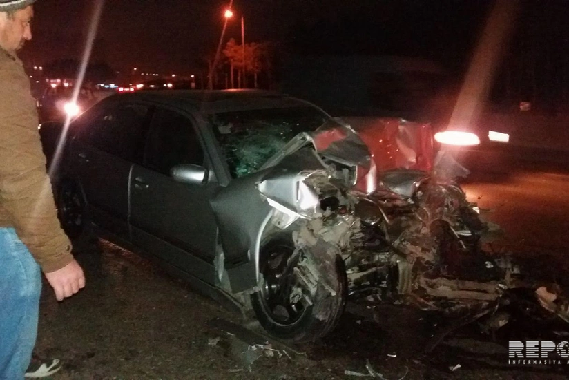 Bakıda minik avtomobili KamAZa çırpılıb, xəsarət alan var - FOTO