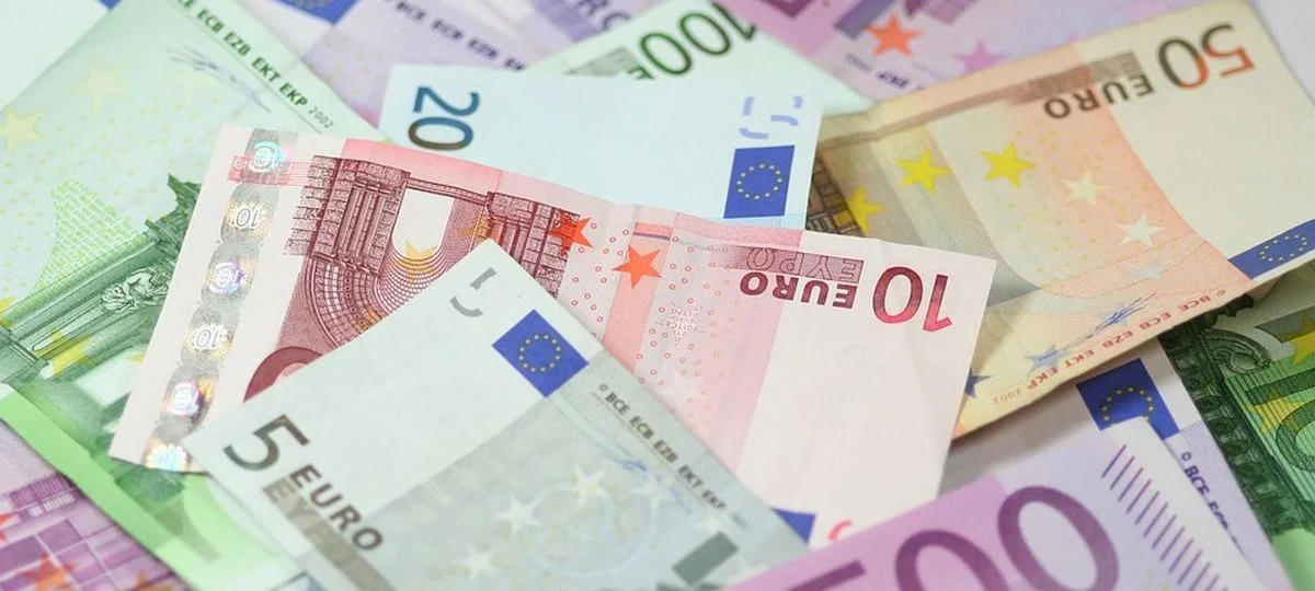 Влюбленную пару оштрафовали на €400 за поцелуй без масок