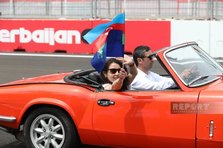 “Formula 1”: Azərbaycan Qran-prisi ərəfəsində klassik avtomobillərin paradı olub - FOTOREPORTAJ