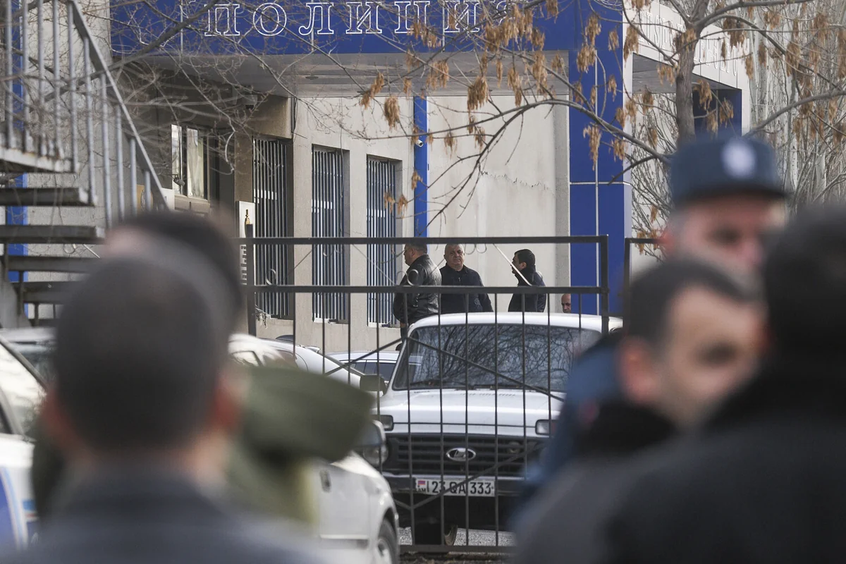 СК Армении: Двое напавших на полицейский участок в Ереване арестованы