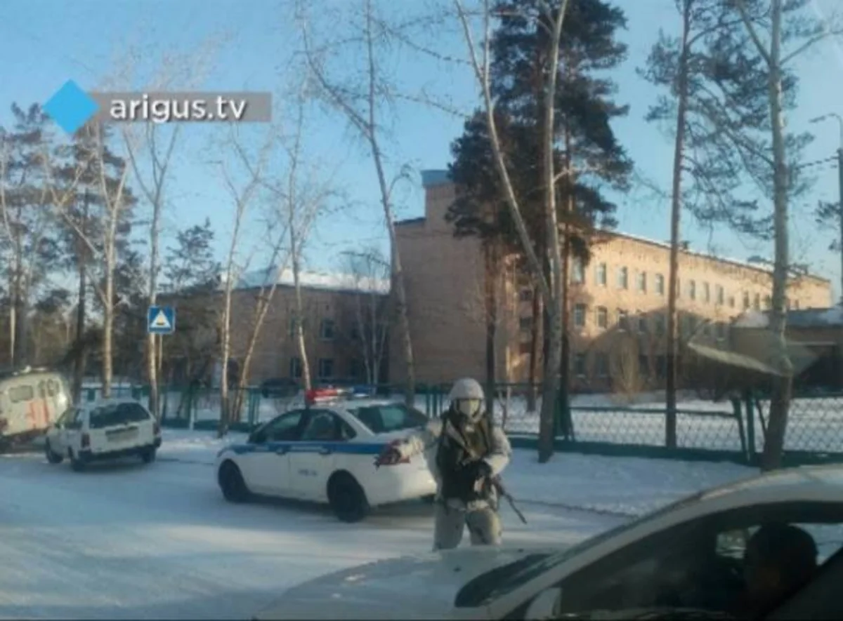 В  России подросток напал на школьников с топором - ВИДЕО