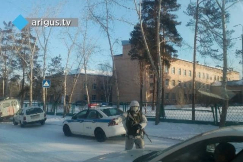 В  России подросток напал на школьников с топором - ВИДЕО